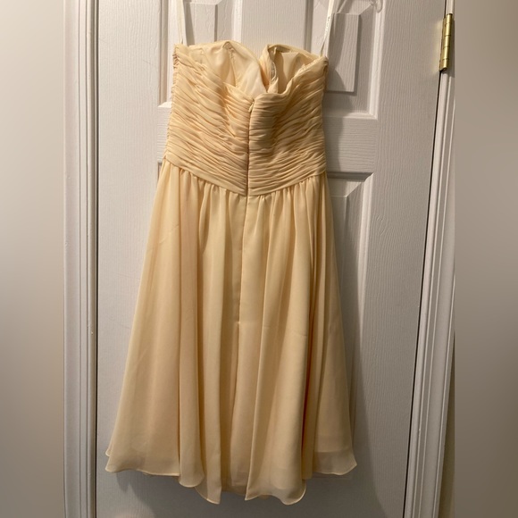 Pale yellow strapless dress in a size 6 - Picture 2 of 6